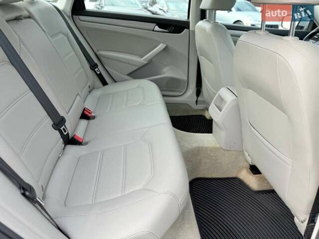 Сірий Фольксваген Пассат, об'ємом двигуна 1.8 л та пробігом 135 тис. км за 12000 $, фото 17 на Automoto.ua