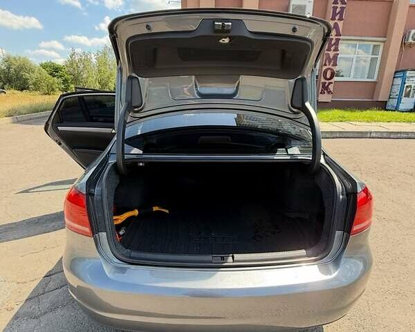 Серый Фольксваген Пассат, объемом двигателя 1.8 л и пробегом 134 тыс. км за 10000 $, фото 7 на Automoto.ua