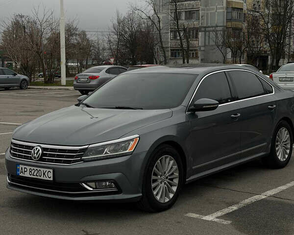 Серый Фольксваген Пассат, объемом двигателя 1.8 л и пробегом 180 тыс. км за 12800 $, фото 2 на Automoto.ua