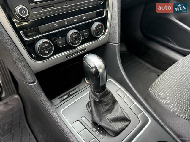 Серый Фольксваген Пассат, объемом двигателя 1.8 л и пробегом 237 тыс. км за 9300 $, фото 18 на Automoto.ua