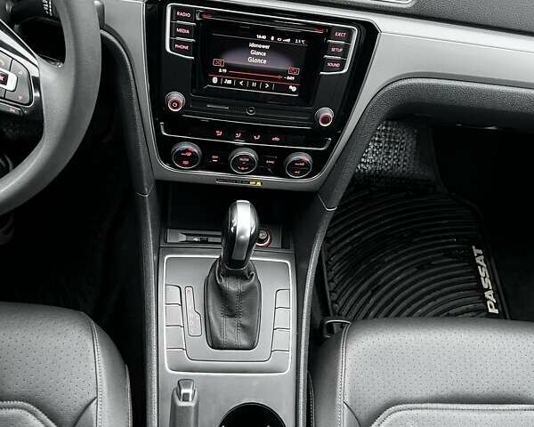 Серый Фольксваген Пассат, объемом двигателя 1.8 л и пробегом 190 тыс. км за 16000 $, фото 23 на Automoto.ua