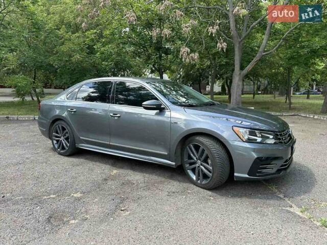 Серый Фольксваген Пассат, объемом двигателя 1.8 л и пробегом 195 тыс. км за 13600 $, фото 1 на Automoto.ua