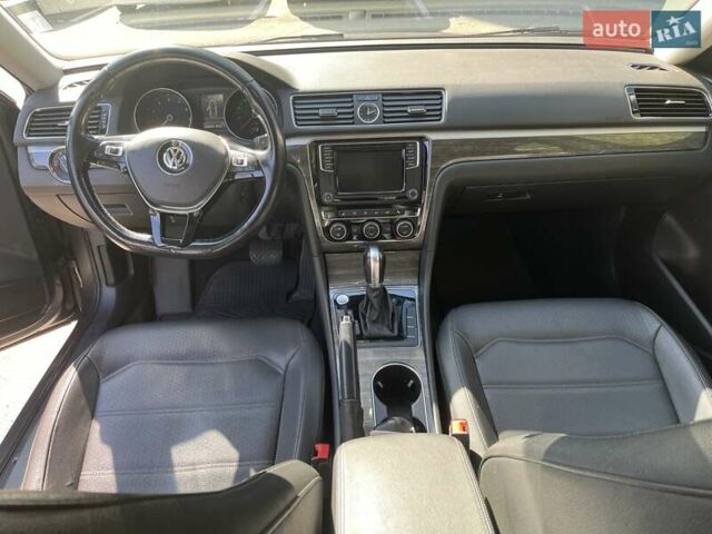 Серый Фольксваген Пассат, объемом двигателя 1.8 л и пробегом 209 тыс. км за 13000 $, фото 5 на Automoto.ua