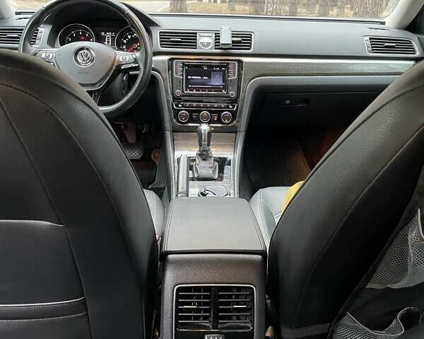 Серый Фольксваген Пассат, объемом двигателя 1.8 л и пробегом 122 тыс. км за 13000 $, фото 10 на Automoto.ua