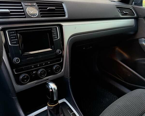 Серый Фольксваген Пассат, объемом двигателя 1.8 л и пробегом 194 тыс. км за 10700 $, фото 14 на Automoto.ua