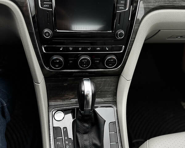 Серый Фольксваген Пассат, объемом двигателя 1.8 л и пробегом 129 тыс. км за 14000 $, фото 11 на Automoto.ua