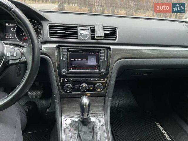 Серый Фольксваген Пассат, объемом двигателя 1.8 л и пробегом 122 тыс. км за 13000 $, фото 7 на Automoto.ua