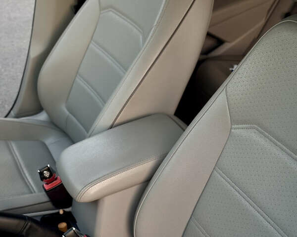 Серый Фольксваген Пассат, объемом двигателя 1.8 л и пробегом 118 тыс. км за 12899 $, фото 16 на Automoto.ua