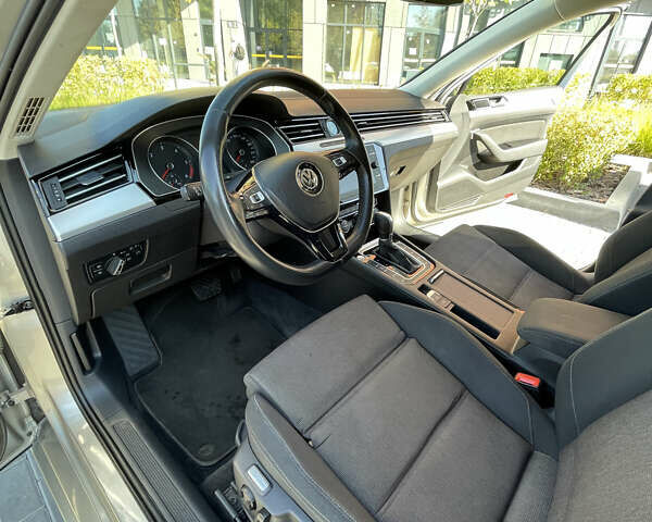 Серый Фольксваген Пассат, объемом двигателя 1.6 л и пробегом 297 тыс. км за 15000 $, фото 59 на Automoto.ua