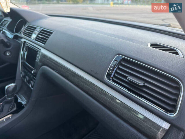 Серый Фольксваген Пассат, объемом двигателя 1.8 л и пробегом 177 тыс. км за 12000 $, фото 5 на Automoto.ua