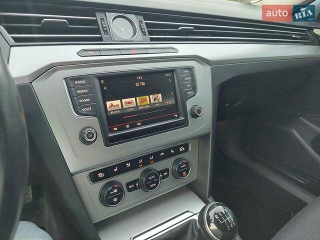 Серый Фольксваген Пассат, объемом двигателя 0 л и пробегом 196 тыс. км за 13777 $, фото 36 на Automoto.ua