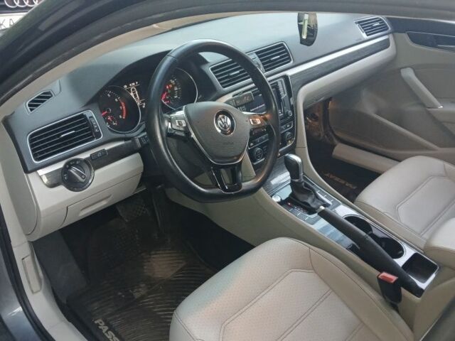 Серый Фольксваген Пассат, объемом двигателя 0 л и пробегом 170 тыс. км за 12400 $, фото 4 на Automoto.ua