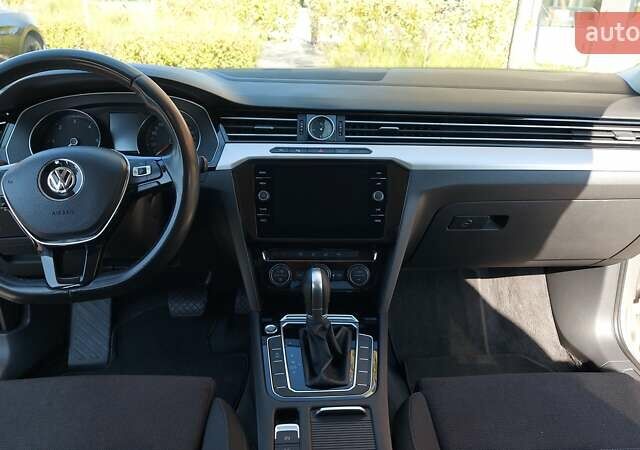 Серый Фольксваген Пассат, объемом двигателя 1.6 л и пробегом 297 тыс. км за 15000 $, фото 39 на Automoto.ua