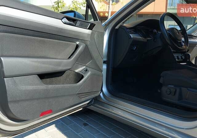 Серый Фольксваген Пассат, объемом двигателя 1.6 л и пробегом 297 тыс. км за 15000 $, фото 37 на Automoto.ua