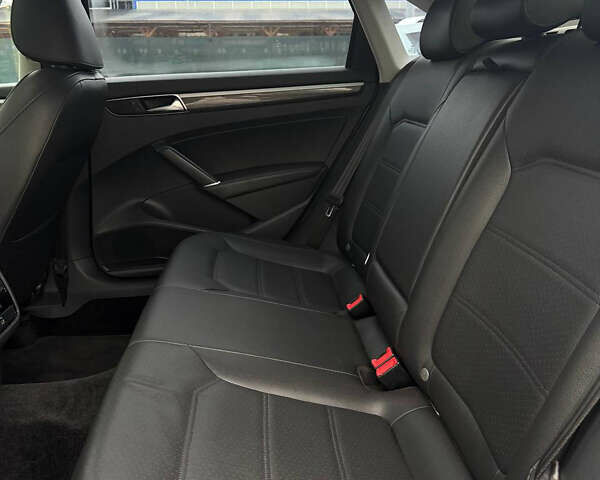 Серый Фольксваген Пассат, объемом двигателя 1.8 л и пробегом 180 тыс. км за 12800 $, фото 6 на Automoto.ua