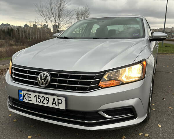 Серый Фольксваген Пассат, объемом двигателя 1.8 л и пробегом 180 тыс. км за 12800 $, фото 1 на Automoto.ua