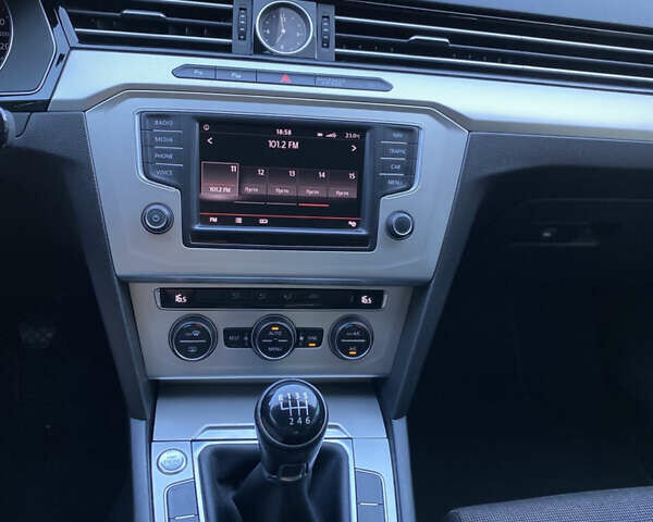 Сірий Фольксваген Пассат, об'ємом двигуна 1.6 л та пробігом 313 тис. км за 13300 $, фото 25 на Automoto.ua