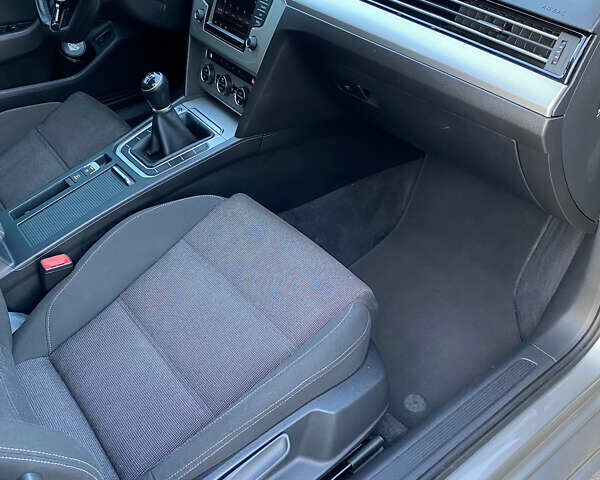 Серый Фольксваген Пассат, объемом двигателя 1.6 л и пробегом 313 тыс. км за 12900 $, фото 21 на Automoto.ua