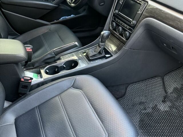 Серый Фольксваген Пассат, объемом двигателя 1.8 л и пробегом 140 тыс. км за 13100 $, фото 12 на Automoto.ua