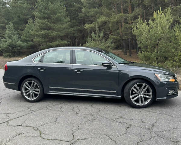 Серый Фольксваген Пассат, объемом двигателя 1.8 л и пробегом 164 тыс. км за 13000 $, фото 2 на Automoto.ua