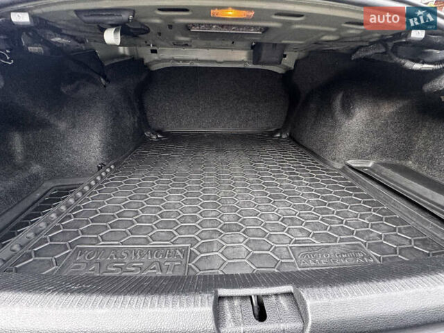 Сірий Фольксваген Пассат, об'ємом двигуна 1.8 л та пробігом 183 тис. км за 12500 $, фото 8 на Automoto.ua
