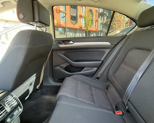 Серый Фольксваген Пассат, объемом двигателя 1.6 л и пробегом 297 тыс. км за 15000 $, фото 62 на Automoto.ua