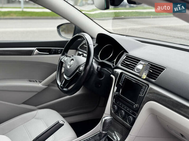 Серый Фольксваген Пассат, объемом двигателя 1.8 л и пробегом 129 тыс. км за 14000 $, фото 10 на Automoto.ua
