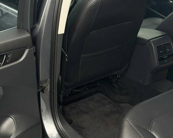 Серый Фольксваген Пассат, объемом двигателя 1.8 л и пробегом 180 тыс. км за 12800 $, фото 5 на Automoto.ua