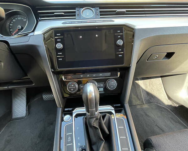 Серый Фольксваген Пассат, объемом двигателя 1.6 л и пробегом 297 тыс. км за 15000 $, фото 61 на Automoto.ua