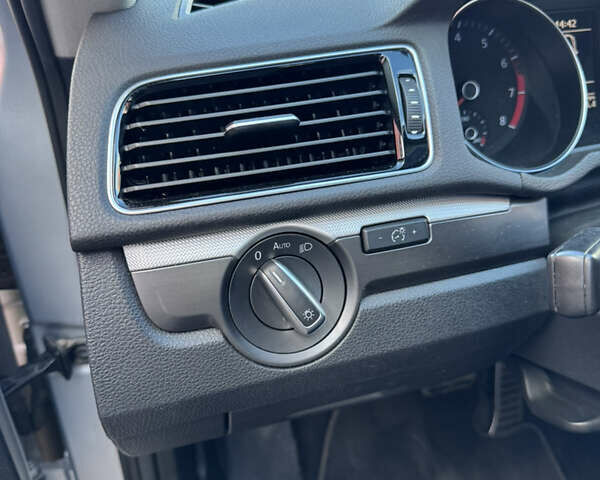 Фольксваген Пассат 2016 в Киеве на Automoto.ua Серый Фольксваген Пассат, объемом двигателя 1.8 л и пробегом 153 тыс. км за 15200 $, фото 46 на Automoto.ua