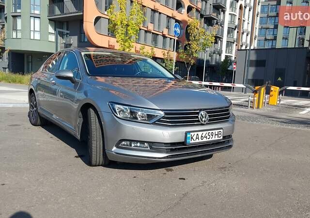 Серый Фольксваген Пассат, объемом двигателя 1.6 л и пробегом 297 тыс. км за 15000 $, фото 3 на Automoto.ua