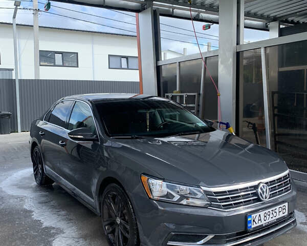 Серый Фольксваген Пассат, объемом двигателя 1.8 л и пробегом 120 тыс. км за 12000 $, фото 1 на Automoto.ua