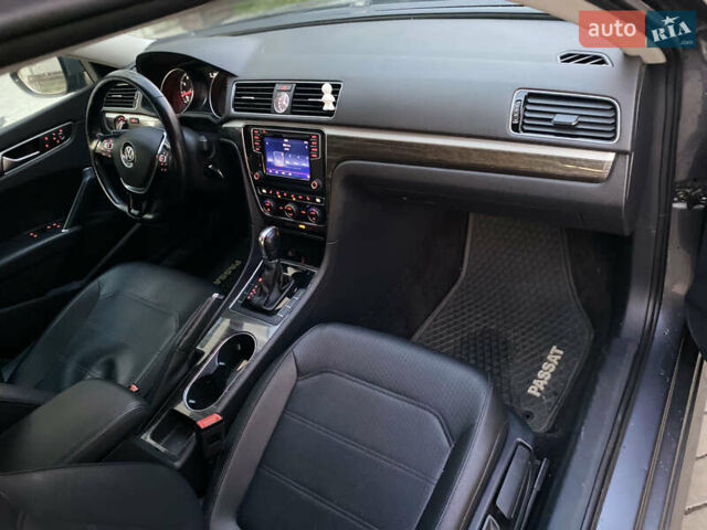 Серый Фольксваген Пассат, объемом двигателя 1.8 л и пробегом 186 тыс. км за 11500 $, фото 14 на Automoto.ua