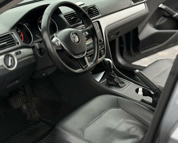 Серый Фольксваген Пассат, объемом двигателя 1.8 л и пробегом 138 тыс. км за 12500 $, фото 3 на Automoto.ua