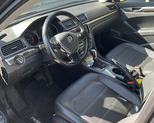 Серый Фольксваген Пассат, объемом двигателя 1.8 л и пробегом 209 тыс. км за 13000 $, фото 2 на Automoto.ua