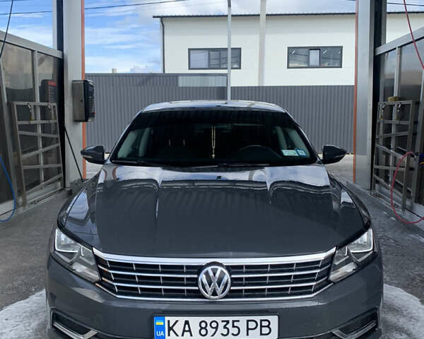 Серый Фольксваген Пассат, объемом двигателя 1.8 л и пробегом 120 тыс. км за 12000 $, фото 2 на Automoto.ua