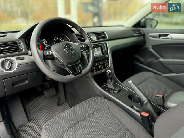 Сірий Фольксваген Пассат, об'ємом двигуна 1.8 л та пробігом 172 тис. км за 10399 $, фото 9 на Automoto.ua