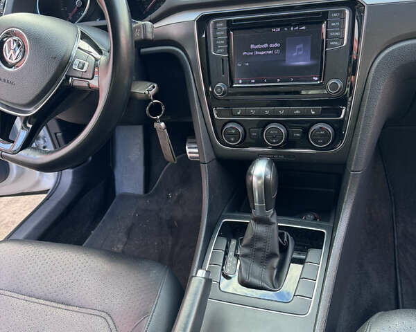 Фольксваген Пассат 2016 в Киеве на Automoto.ua Серый Фольксваген Пассат, объемом двигателя 1.8 л и пробегом 153 тыс. км за 15200 $, фото 58 на Automoto.ua