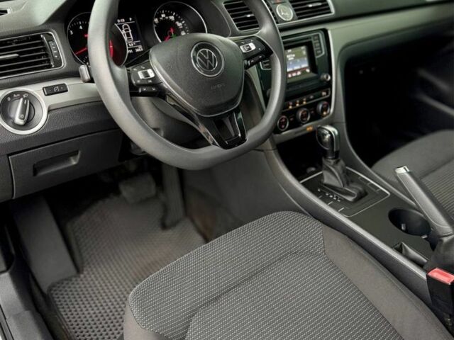 Серый Фольксваген Пассат, объемом двигателя 1.8 л и пробегом 172 тыс. км за 10299 $, фото 7 на Automoto.ua