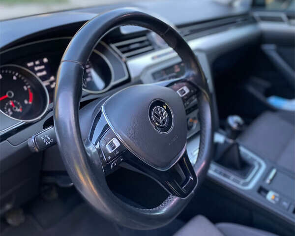 Серый Фольксваген Пассат, объемом двигателя 1.6 л и пробегом 313 тыс. км за 12900 $, фото 16 на Automoto.ua