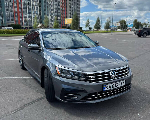 Серый Фольксваген Пассат, объемом двигателя 1.8 л и пробегом 170 тыс. км за 13900 $, фото 2 на Automoto.ua