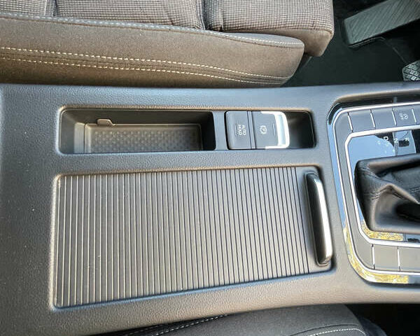 Серый Фольксваген Пассат, объемом двигателя 1.6 л и пробегом 297 тыс. км за 15000 $, фото 72 на Automoto.ua