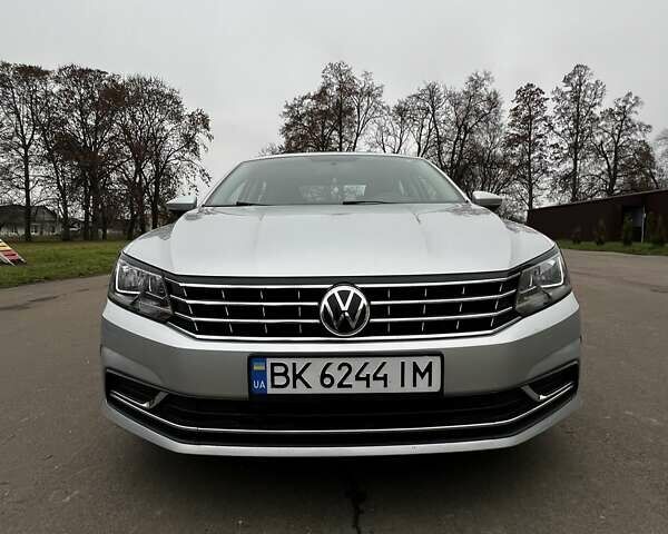 Серый Фольксваген Пассат, объемом двигателя 1.8 л и пробегом 190 тыс. км за 16000 $, фото 1 на Automoto.ua