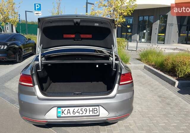 Серый Фольксваген Пассат, объемом двигателя 1.6 л и пробегом 297 тыс. км за 15000 $, фото 19 на Automoto.ua