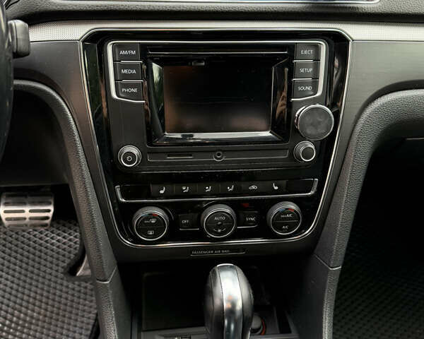 Фольксваген Пассат 2016 в Ужгороде на Automoto.ua Серый Фольксваген Пассат, объемом двигателя 1.8 л и пробегом 226 тыс. км за 13900 $, фото 9 на Automoto.ua