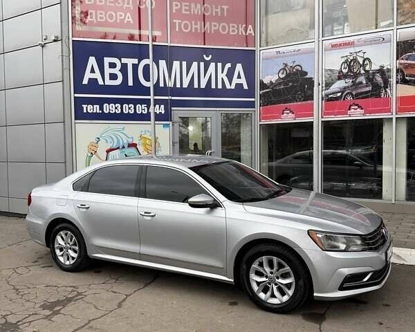 Сірий Фольксваген Пассат, об'ємом двигуна 1.8 л та пробігом 161 тис. км за 8900 $, фото 4 на Automoto.ua