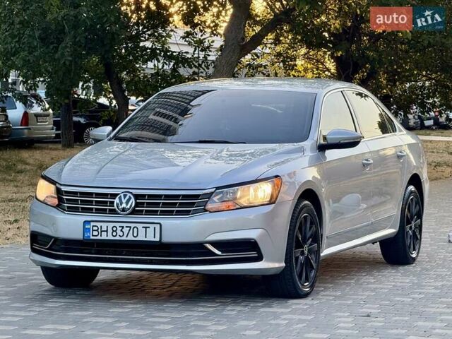 Серый Фольксваген Пассат, объемом двигателя 1.8 л и пробегом 239 тыс. км за 10700 $, фото 1 на Automoto.ua