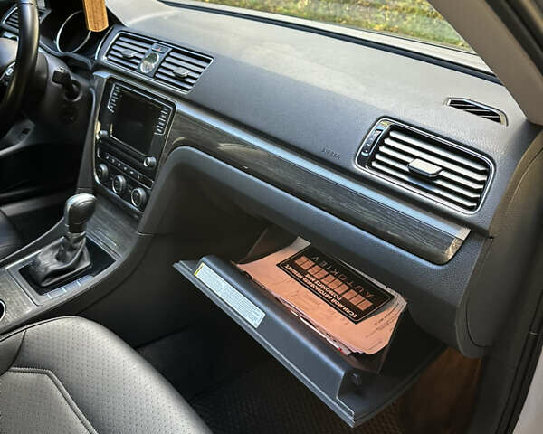 Серый Фольксваген Пассат, объемом двигателя 1.8 л и пробегом 165 тыс. км за 14200 $, фото 23 на Automoto.ua