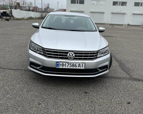 Серый Фольксваген Пассат, объемом двигателя 1.8 л и пробегом 176 тыс. км за 12800 $, фото 1 на Automoto.ua