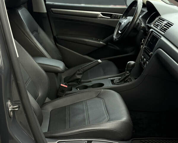 Серый Фольксваген Пассат, объемом двигателя 1.8 л и пробегом 255 тыс. км за 12500 $, фото 43 на Automoto.ua